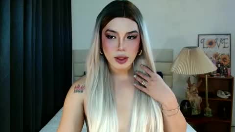 Snapshot of fucking_neil chatting on 10/29/25, 05:42 MISS NEILLY online show from 10/29/25, 05:42