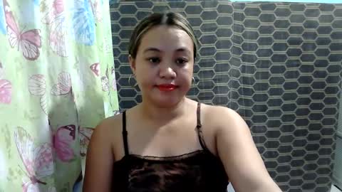 Snapshot of funluvnpinay4u chatting on 06/11/26, 02:11 MAE online show from 06/11/26, 02:11