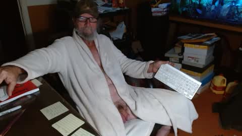 Snapshot of funmike2000 chatting on 12/08/24, 10:52 mike online show from 12/08/24, 10:52