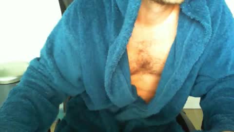 Snapshot of funnyeucouple chatting on 10/01/25, 08:20 YWhiteNiceMan online show from 10/01/25, 08:20