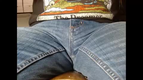 Snapshot of fuzzyblues chatting on 02/12/25, 10:37 Fuzzy Blues online show from 02/12/25, 10:37