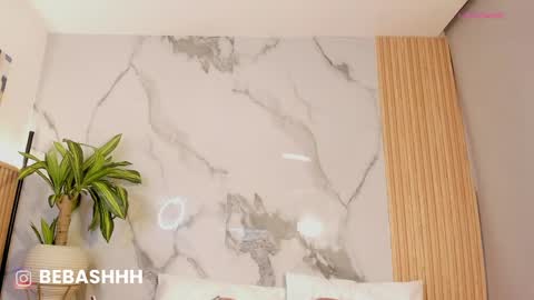   Independent model online show from 04/23/26, 10:58