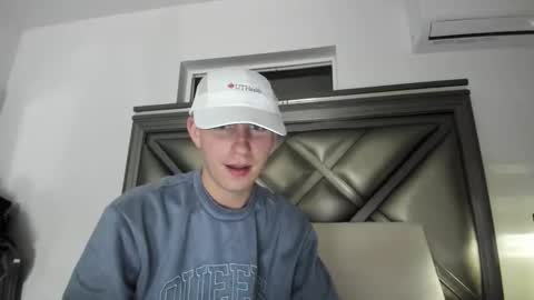 Snapshot of gayndepressed chatting on 10/15/25, 01:28 Trace online show from 10/15/25, 01:28