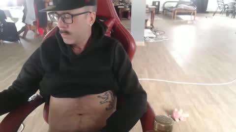 Snapshot of geequality99 chatting on 11/30/25, 01:15 geequality99 online show from 11/30/25, 01:15