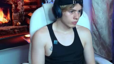 Snapshot of gemdominus chatting on 12/23/25, 01:25 Gem Dominus online show from 12/23/25, 01:25