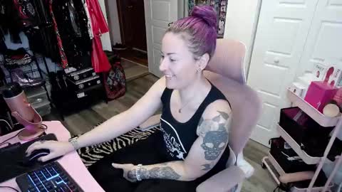 Snapshot of gennyrock chatting on 09/20/25, 12:33 Genny Rock and online show from 09/20/25, 12:33