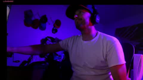 Snapshot of geoffbot chatting on 09/29/25, 08:41 geoffferreal online show from 09/29/25, 08:41