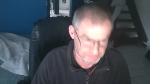 Snapshot of geronemo62 chatting on 10/15/25, 04:51 geronemo62 online show from 10/15/25, 04:51