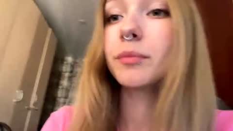 Snapshot of gertrudeuran chatting on 06/17/26, 04:15 Sophie online show from 06/17/26, 04:15