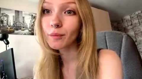 Snapshot of gertrudeuran chatting on 06/24/26, 05:39 Sophie online show from 06/24/26, 05:39
