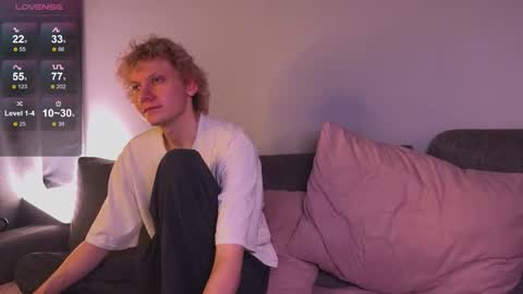 Snapshot of gethigh_ chatting on 09/11/25, 07:25 Liz and Mark online show from 09/11/25, 07:25