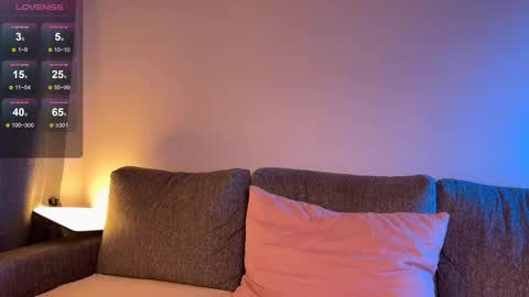 Snapshot of gethigh_ chatting on 10/31/25, 06:25 Liz and Mark online show from 10/31/25, 06:25