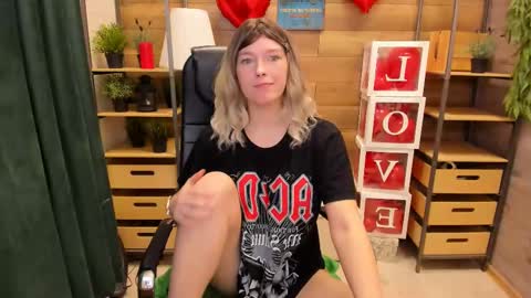 Snapshot of ghostly_temptation chatting on 02/17/25, 08:36 Sweety online show from 02/17/25, 08:36