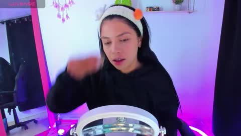 Snapshot of gia_contii chatting on 12/15/25, 11:09 giaaaa online show from 12/15/25, 11:09