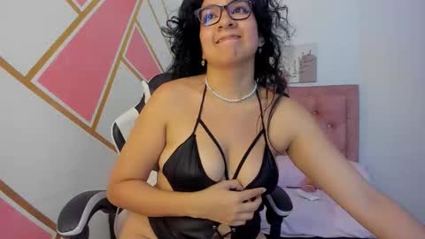 Snapshot of gia_cutee chatting on 09/12/25, 04:01 Gia online show from 09/12/25, 04:01