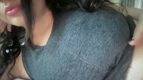 Snapshot of gia_is_horny chatting on 03/11/25, 09:48 The Queen of Squirt online show from 03/11/25, 09:48