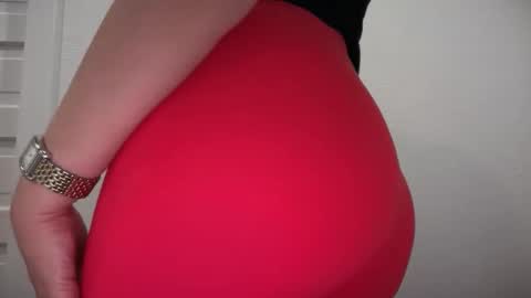 Snapshot of gia_is_horny chatting on 03/26/26, 12:17 The Queen of Squirt online show from 03/26/26, 12:17