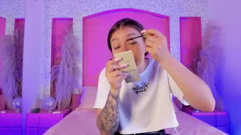 Gia online show from 11/11/25, 01:22