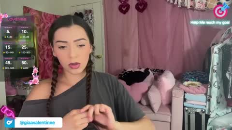 Snapshot of giaavalentinee chatting on 10/01/25, 12:49 Gia online show from 10/01/25, 12:49