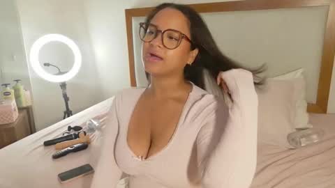Snapshot of giablue20 chatting on 05/12/26, 02:52 Gianella online show from 05/12/26, 02:52