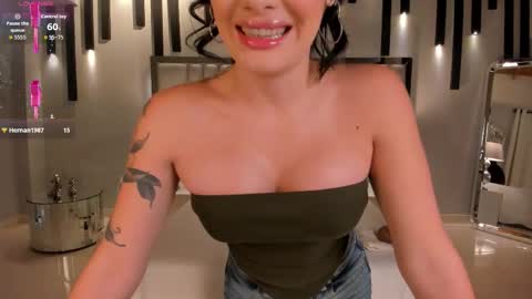 Gia Ferrera online show from 12/14/25, 11:37