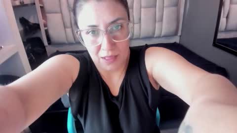 Snapshot of giafox_ chatting on 10/06/25, 07:33 G I A FOX online show from 10/06/25, 07:33