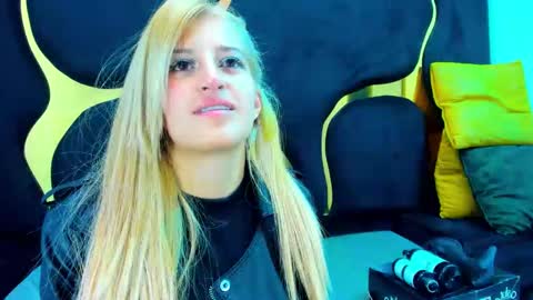 GiaRoussel online show from 12/19/25, 03:19