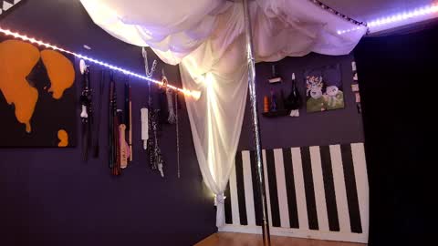 Giggles online show from 03/28/26, 04:06