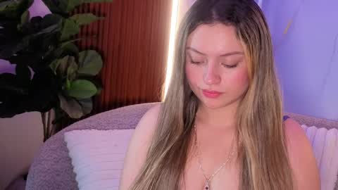 Giigii Hadid  online show from 04/09/26, 06:02