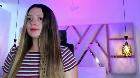 Giigii Hadid  online show from 04/22/26, 07:48