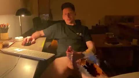 Snapshot of gilbertlachsmann chatting on 02/03/25, 06:13 Sebastian online show from 02/03/25, 06:13