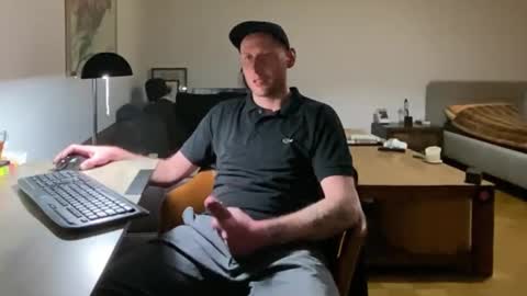 Snapshot of gilbertlachsmann chatting on 02/20/25, 12:52 Sebastian online show from 02/20/25, 12:52