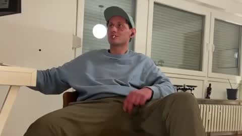 Snapshot of gilbertlachsmann chatting on 10/17/25, 01:53 Sebastian online show from 10/17/25, 01:53