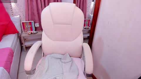 Snapshot of ginebra_ness chatting on 12/24/24, 05:16 Ginebra Ness online show from 12/24/24, 05:16