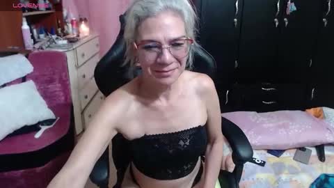 Snapshot of giorgia_xue53 chatting on 11/08/25, 06:35 Mary online show from 11/08/25, 06:35