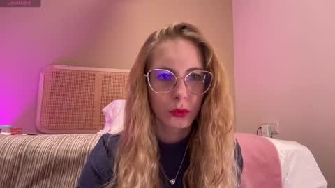 Snapshot of girl_i_am chatting on 01/03/25, 05:53 Nikki online show from 01/03/25, 05:53