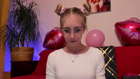 Snapshot of girl_i_am chatting on 02/13/25, 04:17 Nikki online show from 02/13/25, 04:17
