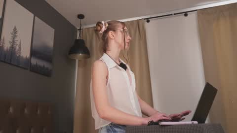 Snapshot of girl_i_am chatting on 09/19/25, 11:00 Nikki online show from 09/19/25, 11:00