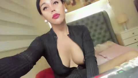 Snapshot of girl_in_ur_dreams chatting on 12/29/24, 07:43 urGIRL online show from 12/29/24, 07:43