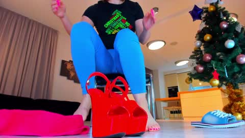 Snapshot of girlsquirts_ chatting on 12/23/24, 04:01 GIRLSQUIRTS FOLLOW ME online show from 12/23/24, 04:01
