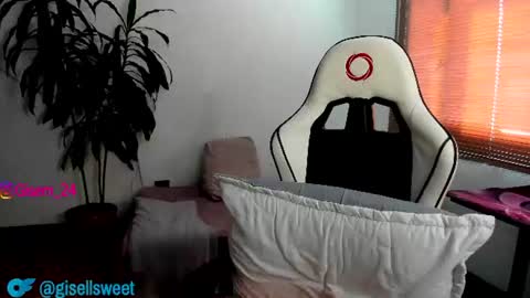 Snapshot of gisellasweet chatting on 06/21/26, 08:00 Gisella online show from 06/21/26, 08:00
