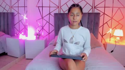 Snapshot of giselle_roldan chatting on 01/18/25, 11:32 GISELLE ROLDAN online show from 01/18/25, 11:32