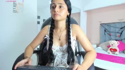 Snapshot of giselle_roldan chatting on 10/25/25, 04:31 GISELLE ROLDAN online show from 10/25/25, 04:31