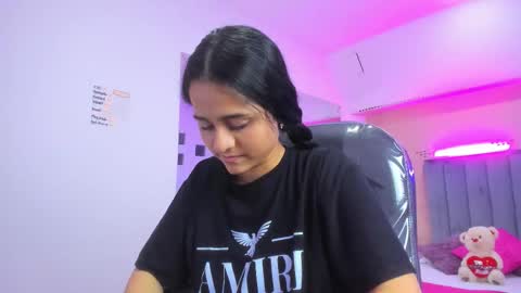 Snapshot of giselle_roldan chatting on 12/19/25, 04:41 GISELLE ROLDAN online show from 12/19/25, 04:41