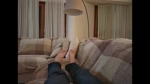 Snapshot of givemefeethung chatting on 11/08/25, 12:22 givemefeethung online show from 11/08/25, 12:22