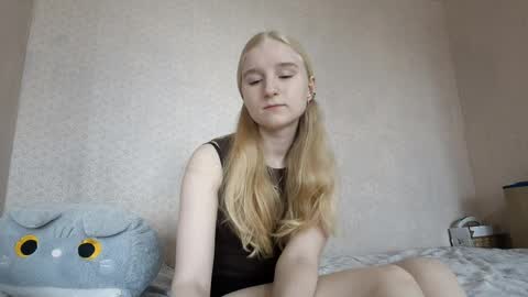 Snapshot of glennabeem chatting on 04/08/26, 09:09 Laura online show from 04/08/26, 09:09