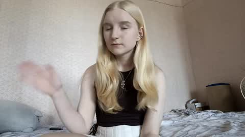 Snapshot of glennabeem chatting on 04/10/26, 11:04 Laura online show from 04/10/26, 11:04