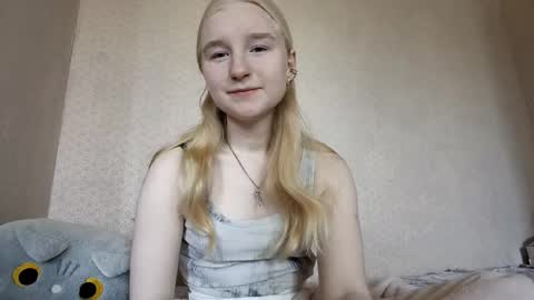 Snapshot of glennabeem chatting on 04/15/26, 08:10 Laura online show from 04/15/26, 08:10