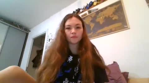 Snapshot of glitter_doll chatting on 02/13/25, 08:45 glitter_doll online show from 02/13/25, 08:45