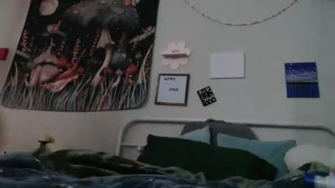 Snapshot of glitterspace chatting on 01/15/26, 08:56 anna online show from 01/15/26, 08:56